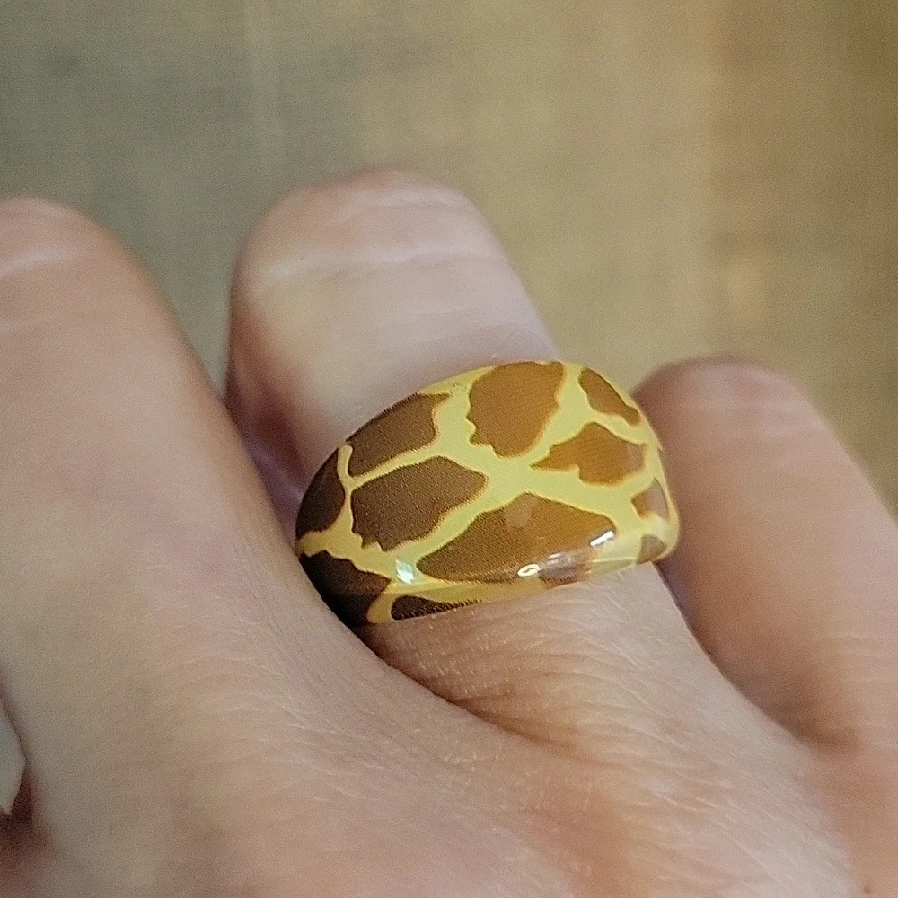 GIRAFFE PRINT ACRYLIC RING - Picture 6 of 6